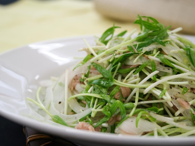 空心菜の新芽と新たまねぎのサラダ