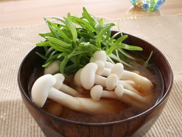 空心菜の新芽とホクトのブナピーのきのこ味噌汁