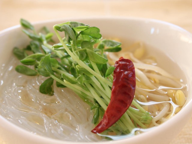 豆苗と子大豆もやし芽ぐみの春雨スープ
