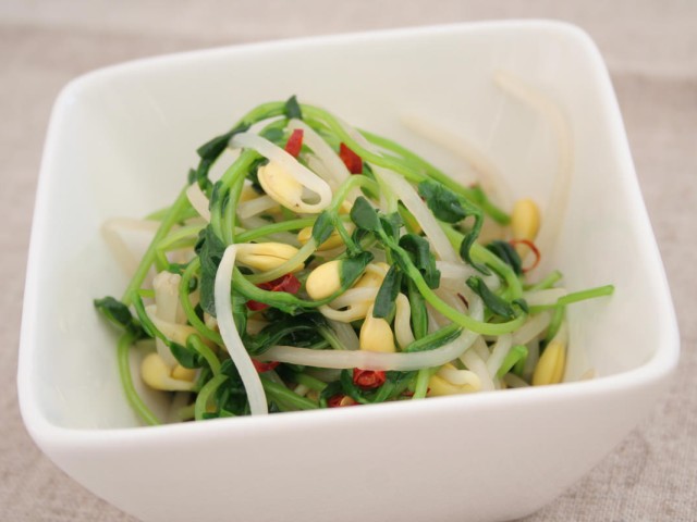 豆苗と子大豆もやし芽ぐみの浅漬け風