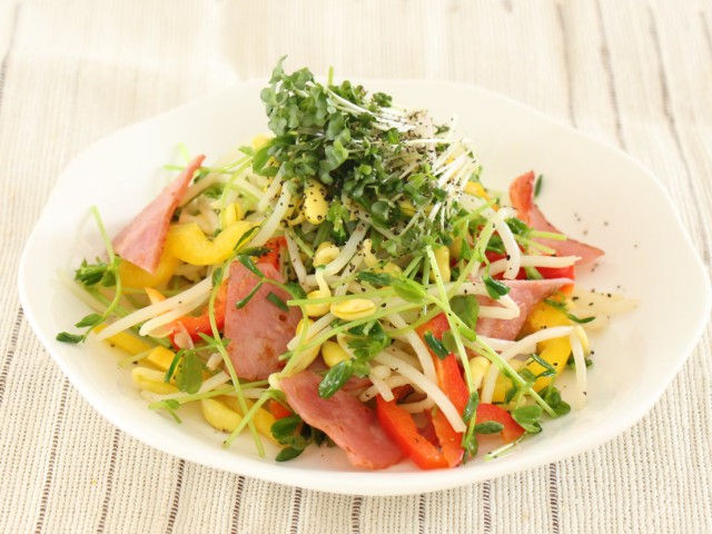 豆苗とカリカリベーコンのサラダ