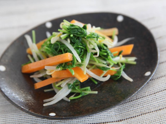 豆苗と人参でポン酢和え