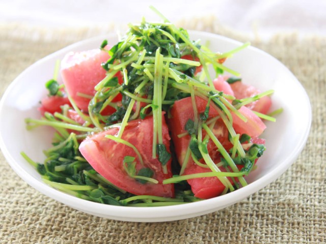 豆苗とトマトの和え物