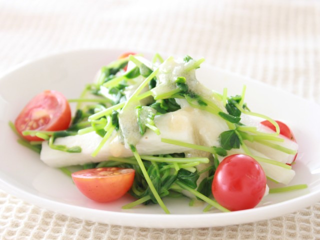 豆苗と山芋、トマトのサラダ