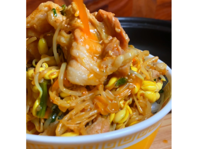 悶絶ズボラ飯（子大豆もやしと豚のレンチン旨辛丼）