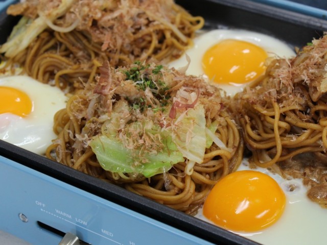 みんなでわいわい　ホットプレートでやきそば＆目玉焼き　