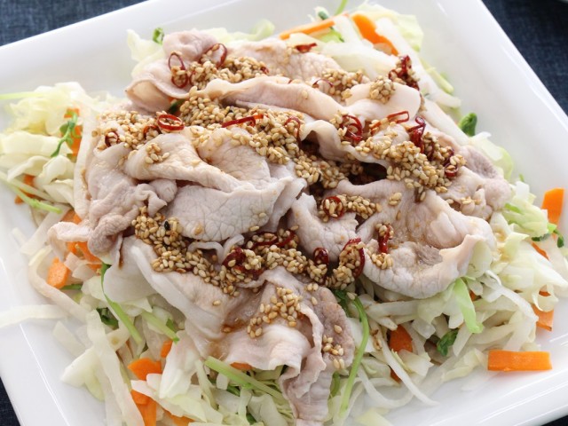 ~ピリ辛ゴマダレでいただく~　 細切り野菜の冷しゃぶサラダ