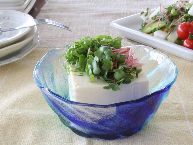 冷奴と一緒に 赤ラディッシュの新芽