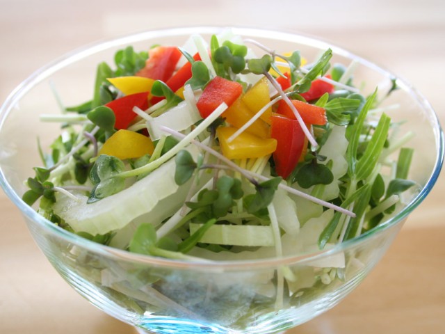 かいわれ大根とセロリのサラダ