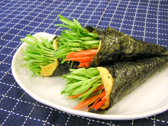 空心菜の新芽サラダ巻き