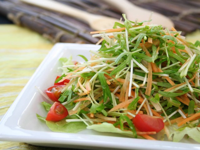 空心菜の新芽と人参のサラダ