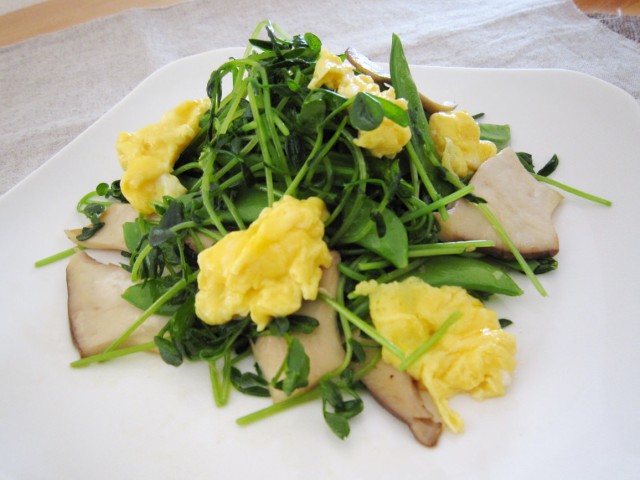 豆苗とエリンギのふわ玉炒め