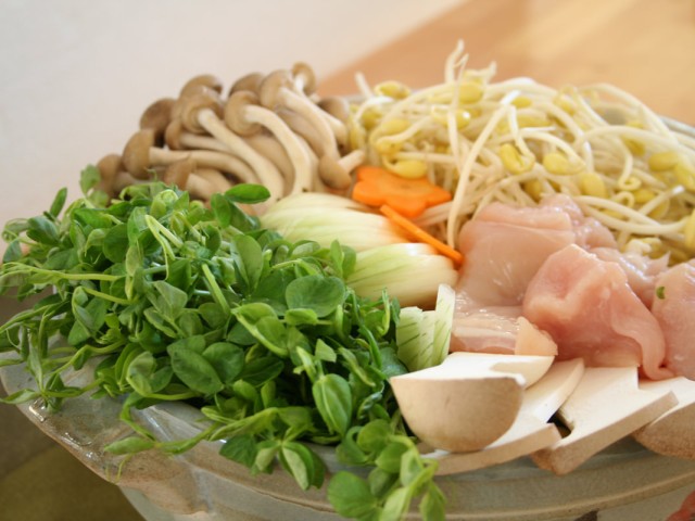 豆苗と玉ねぎ、子大豆もやしの野菜たっぷり鍋