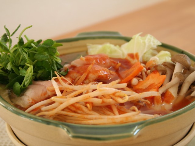 豆苗と豚肉でトマト鍋