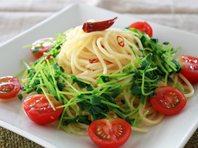 豆苗でペペロンチーノ