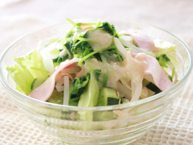 豆苗ときゅうりとハムの塩麹ドレッシングサラダ