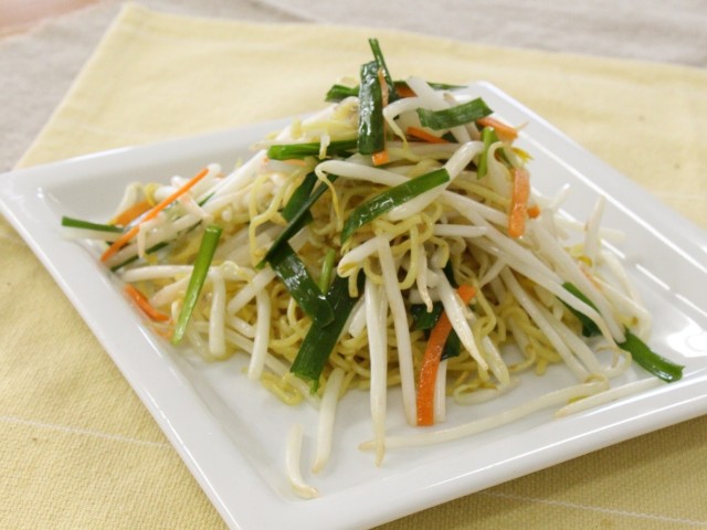 たっぷりニラ野菜で塩焼きそば