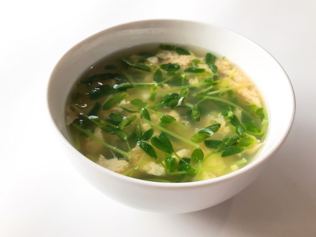 豆苗の鶏だしふわ玉スープ
