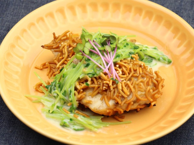 衣を楽しむ白身魚のムニエル ~豆苗のクリームソース添え~